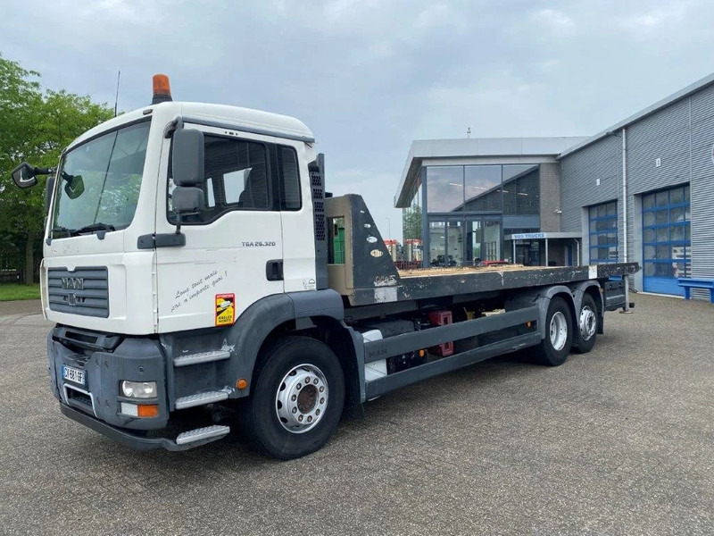 MAN TGA26.320 / SLIDING PLATEAU / WINCH / LIFT AXLE / MACHINE CARRIER / MANUAL / EURO-4 / 2007 - Camión caja abierta: foto 2 MAN TGA26.320 / SLIDING PLATEAU / WINCH / LIFT AXLE / MACHINE CARRIER / MANUAL / EURO-4 / 2007 - Camión caja abierta: foto 2