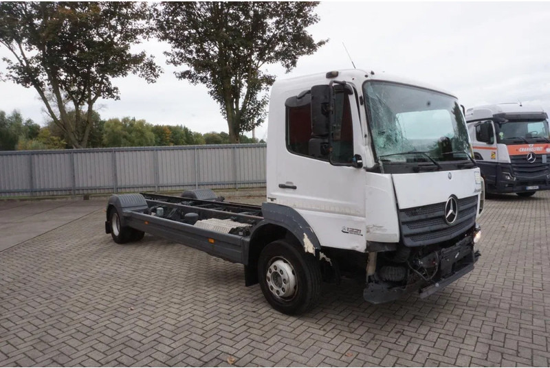 Mercedes-Benz ATEGO 1221 / ENGINE RUNNING / ONLY:253095 KM / AUTOMATIC / EURO-6 / 2017 - Camión chasis: foto 2 Mercedes-Benz ATEGO 1221 / ENGINE RUNNING / ONLY:253095 KM / AUTOMATIC / EURO-6 / 2017 - Camión chasis: foto 2