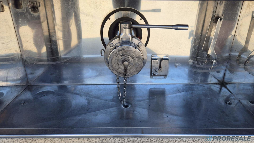 OSTATNÍ GRAPAR T3-G - Potravinářská cisterna 30 m3 - 4 komory - Semirremolque cisterna: foto 5 OSTATNÍ GRAPAR T3-G - Potravinářská cisterna 30 m3 - 4 komory - Semirremolque cisterna: foto 5