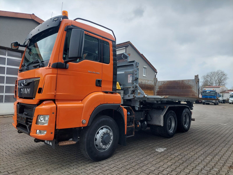 MAN TGS 26.500 6x6 Hydrodrive Schwarzmüller Wechselsystem SZM - Camión volquete: foto 1 MAN TGS 26.500 6x6 Hydrodrive Schwarzmüller Wechselsystem SZM - Camión volquete: foto 1