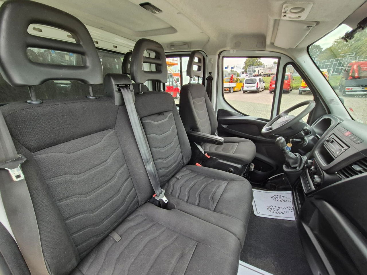 Arrendamiento de IVECO Daily 35 35S15 / Doka / 1 Owner / LOW KM / 7 Seats IVECO Daily 35 35S15 / Doka / 1 Owner / LOW KM / 7 Seats: foto 27