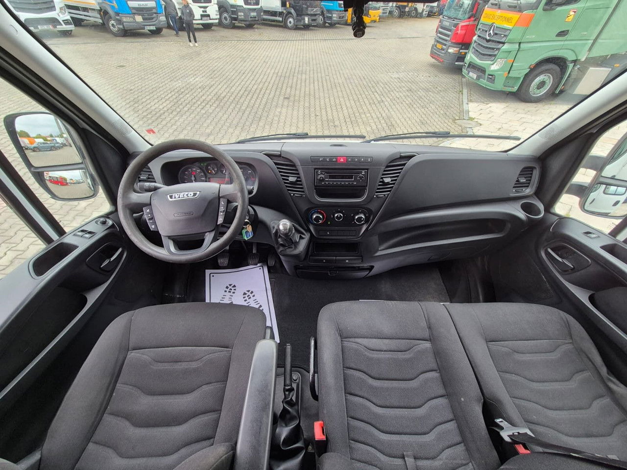 Arrendamiento de IVECO Daily 35 35S15 / Doka / 1 Owner / LOW KM / 7 Seats IVECO Daily 35 35S15 / Doka / 1 Owner / LOW KM / 7 Seats: foto 29