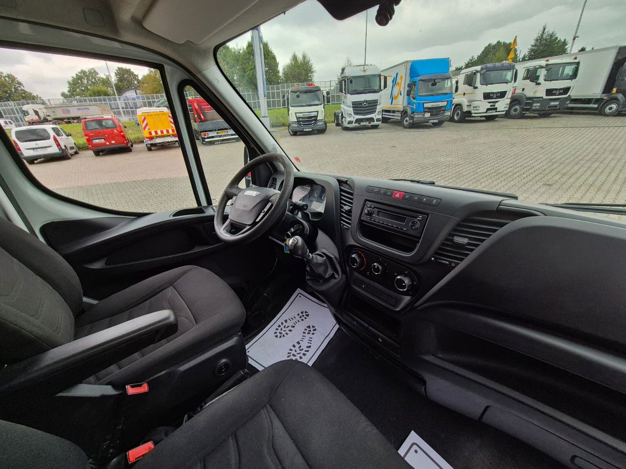 Arrendamiento de IVECO Daily 35 35S15 / Doka / 1 Owner / LOW KM / 7 Seats IVECO Daily 35 35S15 / Doka / 1 Owner / LOW KM / 7 Seats: foto 28