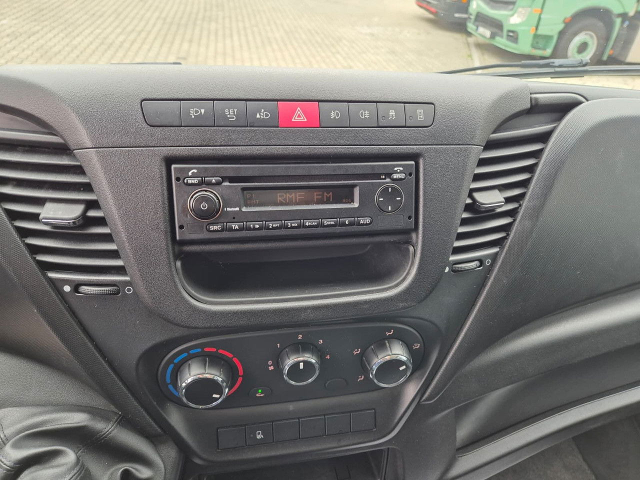 Arrendamiento de IVECO Daily 35 35S15 / Doka / 1 Owner / LOW KM / 7 Seats IVECO Daily 35 35S15 / Doka / 1 Owner / LOW KM / 7 Seats: foto 19