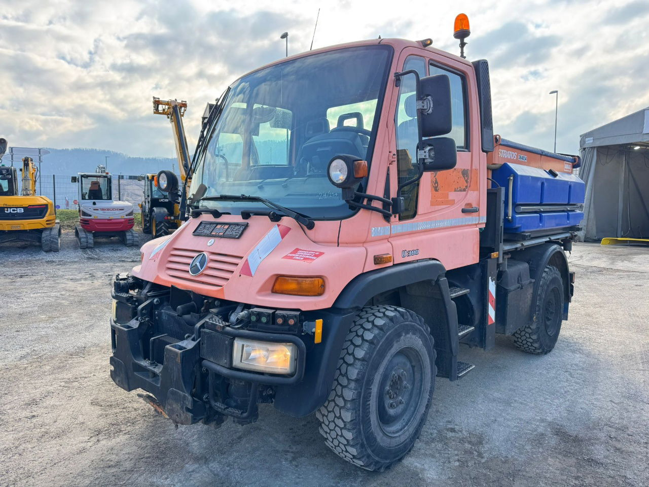 Mercedes-Benz Unimog U300 4x4 - Schmidt salt spreader 3m3 - Camión: foto 1 Mercedes-Benz Unimog U300 4x4 - Schmidt salt spreader 3m3 - Camión: foto 1