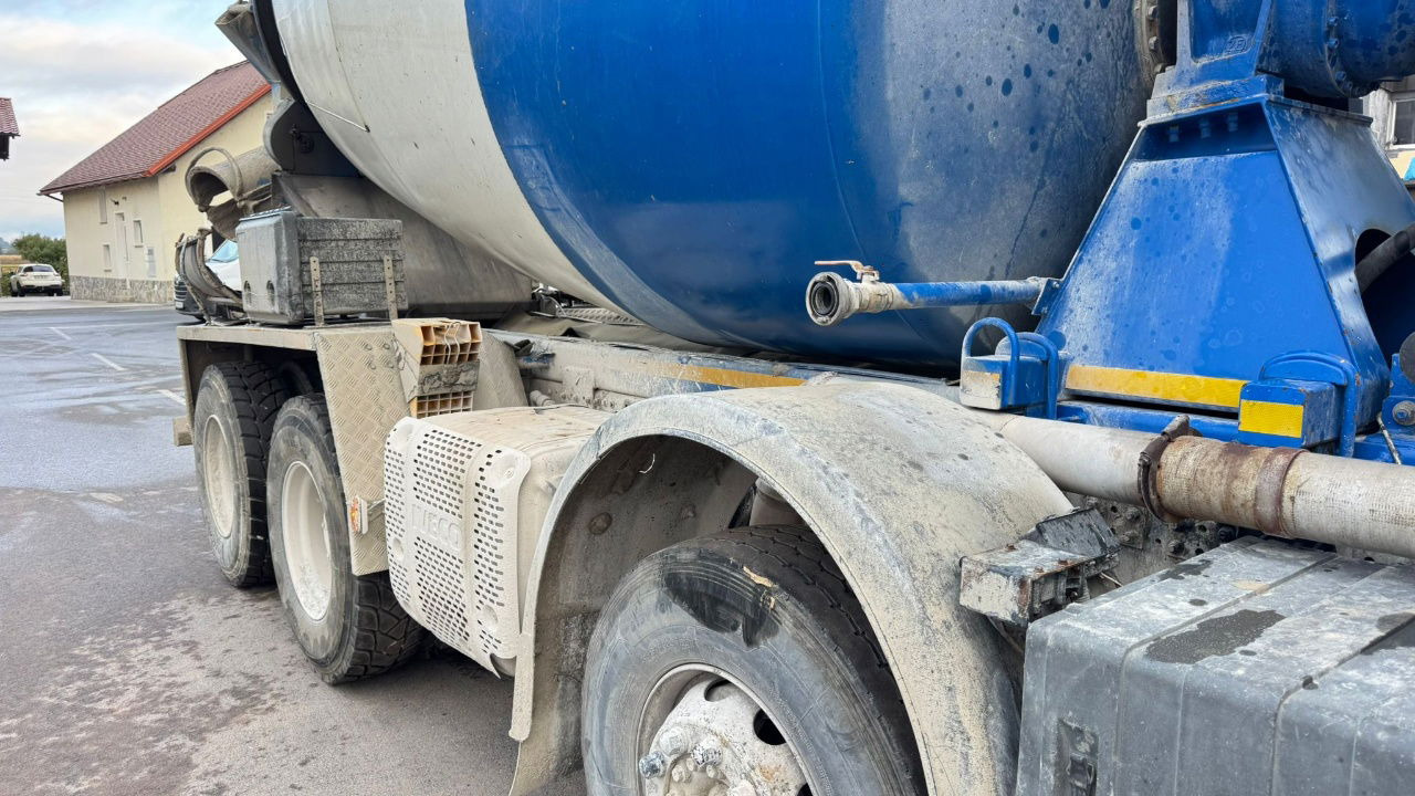 Iveco Trakker AD340TB45 8x4 mixer 10m3 - Camión hormigonera: foto 4 Iveco Trakker AD340TB45 8x4 mixer 10m3 - Camión hormigonera: foto 4