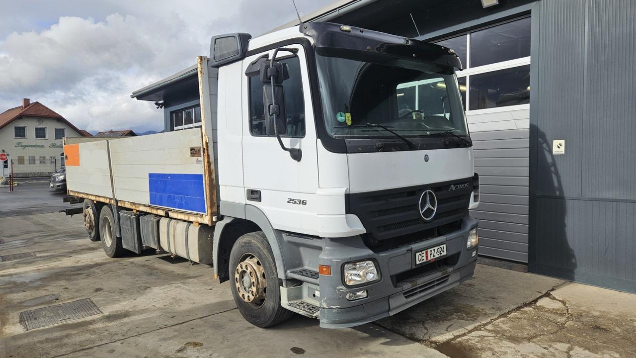 Mercedes-Benz Actros 2536 L 6x2 stake body - lifting axle - Camión caja abierta: foto 1 Mercedes-Benz Actros 2536 L 6x2 stake body - lifting axle - Camión caja abierta: foto 1