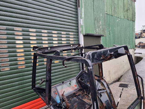 Ford New Holland 7740, 8240, 8340, 40 Series, Cab Frame 82005321 - Cabina: foto 3 Ford New Holland 7740, 8240, 8340, 40 Series, Cab Frame 82005321 - Cabina: foto 3