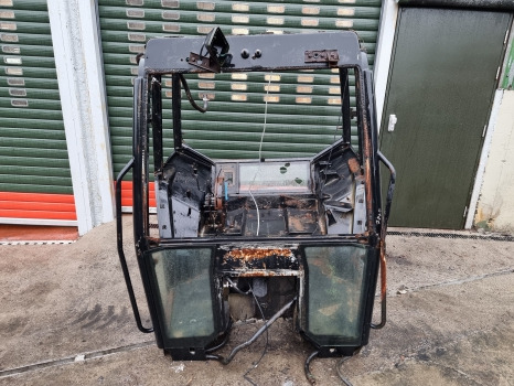 Ford New Holland 7740, 8240, 8340, 40 Series, Cab Frame 82005321 - Cabina: foto 1 Ford New Holland 7740, 8240, 8340, 40 Series, Cab Frame 82005321 - Cabina: foto 1