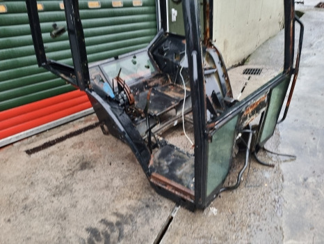 Ford New Holland 7740, 8240, 8340, 40 Series, Cab Frame 82005321 - Cabina: foto 4 Ford New Holland 7740, 8240, 8340, 40 Series, Cab Frame 82005321 - Cabina: foto 4