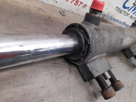 Massey Ferguson 5455 Front Axle Steering Cylinder 7302464901, 7302464903 - Dirección: foto 3 Massey Ferguson 5455 Front Axle Steering Cylinder 7302464901, 7302464903 - Dirección: foto 3