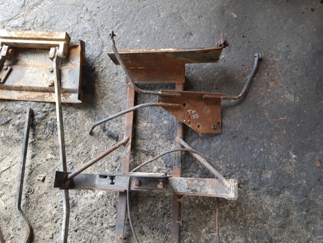 New Holland Tm120, Tm130, Tm40, Tm155 Hood Bonnet Bracket Kit 82029325 - Carrocería y exterior: foto 4 New Holland Tm120, Tm130, Tm40, Tm155 Hood Bonnet Bracket Kit 82029325 - Carrocería y exterior: foto 4