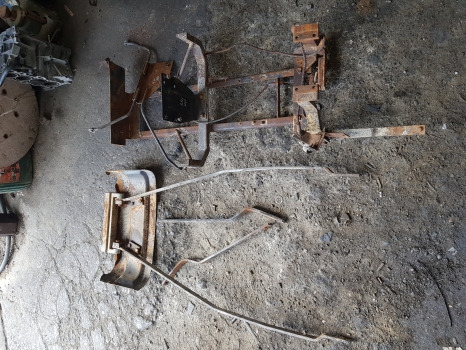 New Holland Tm120, Tm130, Tm40, Tm155 Hood Bonnet Bracket Kit 82029325 - Carrocería y exterior: foto 1 New Holland Tm120, Tm130, Tm40, Tm155 Hood Bonnet Bracket Kit 82029325 - Carrocería y exterior: foto 1