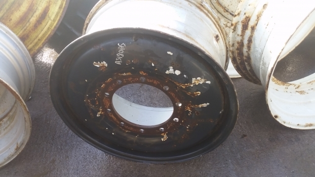 Old Stock Old Stock Front Rim 15 X 30 84017551 - Llanta para Tractor: foto 1 Old Stock Old Stock Front Rim 15 X 30 84017551 - Llanta para Tractor: foto 1