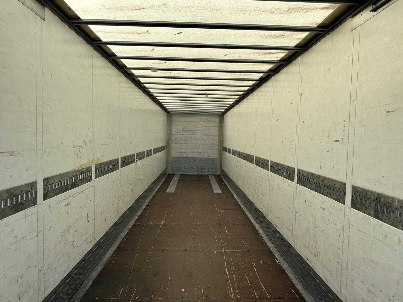 Schmitz Izoterma Kontener Box, 2017r, roleta , 481083 km , z Francji - Semirremolque caja cerrada: foto 2 Schmitz Izoterma Kontener Box, 2017r, roleta , 481083 km , z Francji - Semirremolque caja cerrada: foto 2