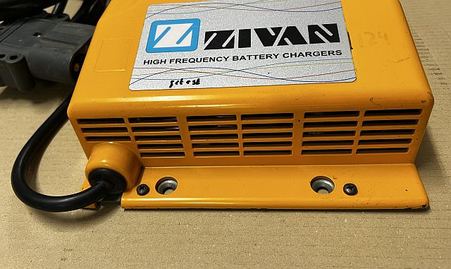 Zivan F7BQMW-0002QX | Used charger lead/acid 24V 60A 230V 11A sn. 1407710970 Used charger lead/acid 24V 60A 230V 11A sn. 1407710970 - Acumulador para Equipo de manutención: foto 4 Zivan F7BQMW-0002QX | Used charger lead/acid 24V 60A 230V 11A sn. 1407710970 Used charger lead/acid 24V 60A 230V 11A sn. 1407710970 - Acumulador para Equipo de manutención: foto 4