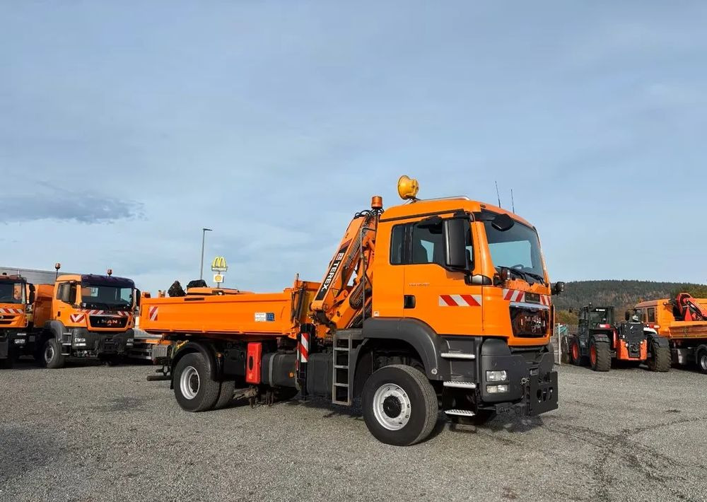 MAN TGS 18.320/ 4x4 / Euro4 /Wywrotka trójstronna Meiller +Kran Atlas TLC 82.2 +sterowanie radiowe – Przystosowany do pracy zimą — odśnieżanie, posypywanie, pług - Camión volquete: foto 4 MAN TGS 18.320/ 4x4 / Euro4 /Wywrotka trójstronna Meiller +Kran Atlas TLC 82.2 +sterowanie radiowe – Przystosowany do pracy zimą — odśnieżanie, posypywanie, pług - Camión volquete: foto 4