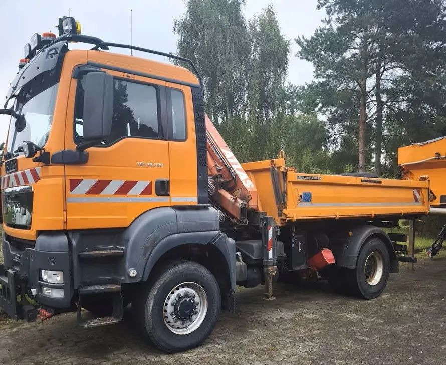 MAN TGS (2012) 18.320 4x4 – Wywrotka trójstronna + Kran Atlas | Komunalny | Euro 5 - Camión volquete: foto 1 MAN TGS (2012) 18.320 4x4 – Wywrotka trójstronna + Kran Atlas | Komunalny | Euro 5 - Camión volquete: foto 1