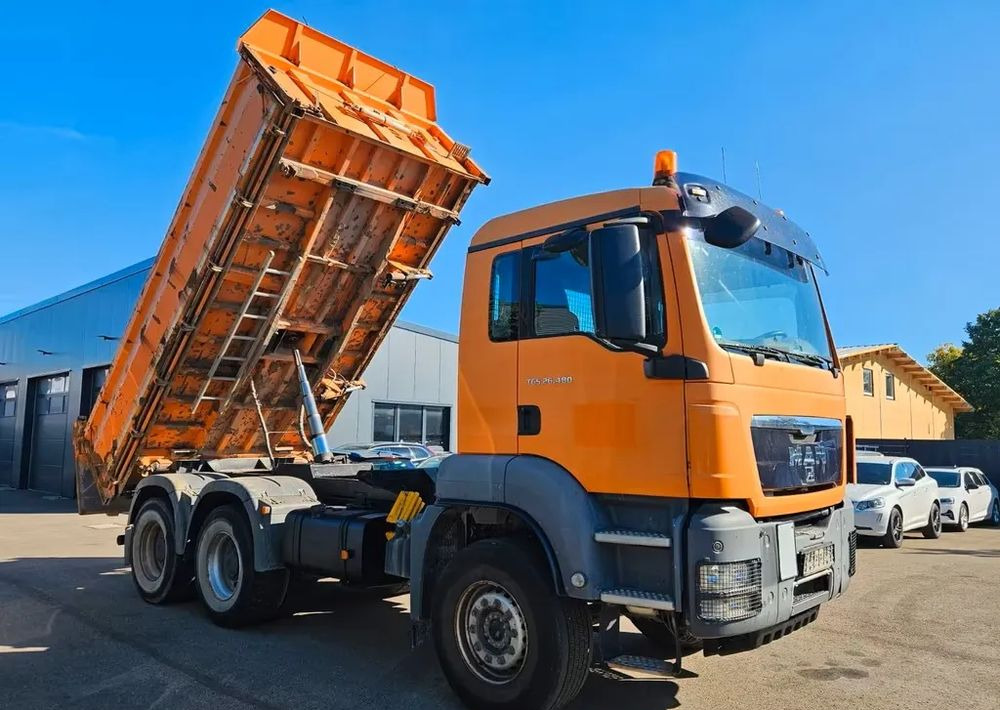 MAN TGS 26.480 6x4 WYWROTKA 3-STRONNA | AUTOMAT | EURO 5 | PRZEBIEG 310 000km! - Camión volquete: foto 4 MAN TGS 26.480 6x4 WYWROTKA 3-STRONNA | AUTOMAT | EURO 5 | PRZEBIEG 310 000km! - Camión volquete: foto 4