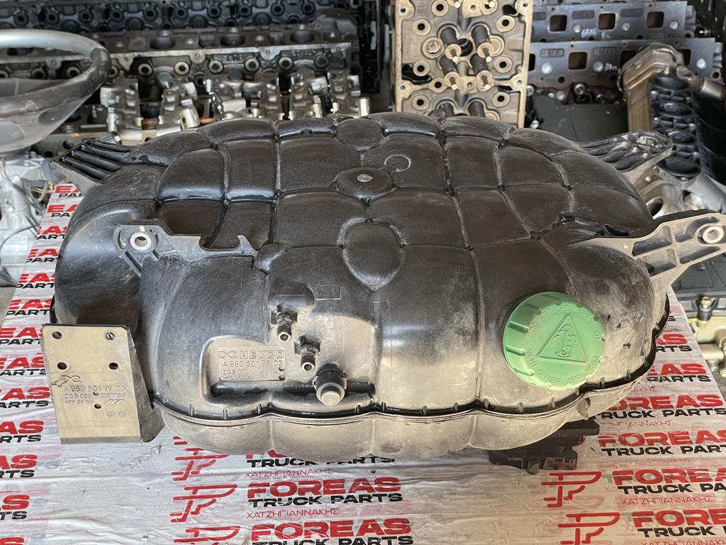 MERCEDES-BENZ ACTROS MP4 ZGS 004 - A 960 501 7903 - Depósito de expansión para Camión: foto 1 MERCEDES-BENZ ACTROS MP4 ZGS 004 - A 960 501 7903 - Depósito de expansión para Camión: foto 1