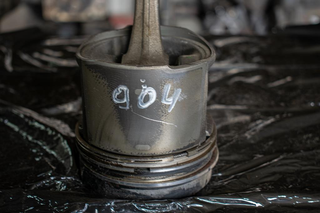 MERCEDES-BENZ ATEGO 4 CYLINDER WITH ENGINE CODE OM 904 - Biela para Camión: foto 2 MERCEDES-BENZ ATEGO 4 CYLINDER WITH ENGINE CODE OM 904 - Biela para Camión: foto 2