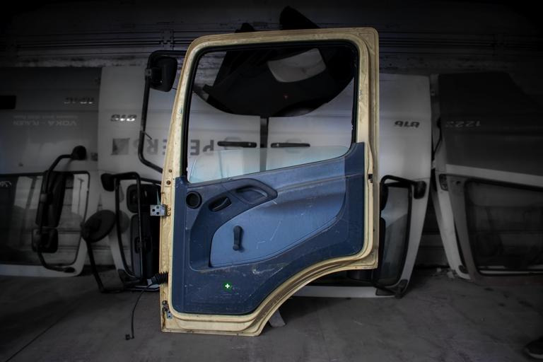 MERCEDES-BENZ ATEGO I - RIGHT - Puerta y piezas para Camión: foto 2 MERCEDES-BENZ ATEGO I - RIGHT - Puerta y piezas para Camión: foto 2