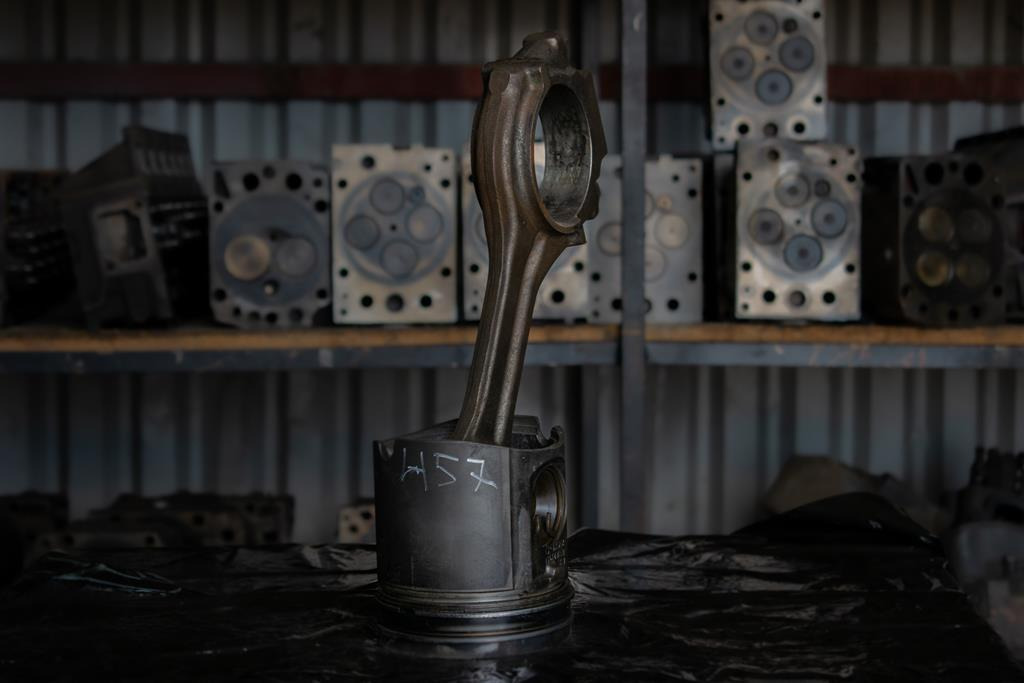 MERCEDES-BENZ AXOR PISTON WITH CONNECTING ROD FOR ENGINE CODE OM 457 - Biela para Camión: foto 2 MERCEDES-BENZ AXOR PISTON WITH CONNECTING ROD FOR ENGINE CODE OM 457 - Biela para Camión: foto 2