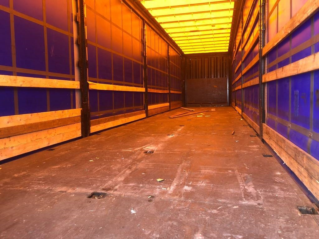 Krone vyökapelli, tolppataskut, ok kuntoinen vaunu - Semirremolque lona: foto 4 Krone vyökapelli, tolppataskut, ok kuntoinen vaunu - Semirremolque lona: foto 4