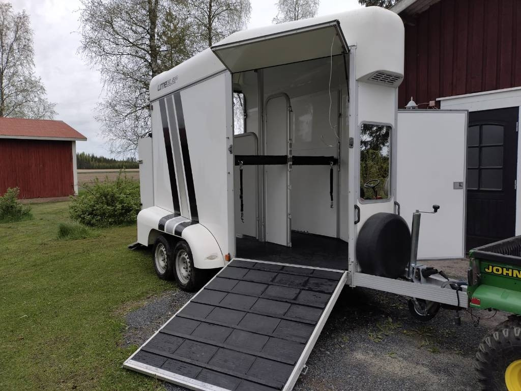 Umeå A45 Hevostraileri, etupurku - Remolque transporte de ganado: foto 1 Umeå A45 Hevostraileri, etupurku - Remolque transporte de ganado: foto 1