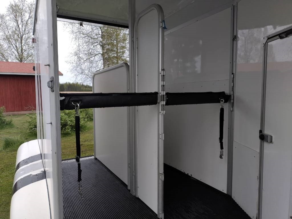 Umeå A45 Hevostraileri, etupurku - Remolque transporte de ganado: foto 5 Umeå A45 Hevostraileri, etupurku - Remolque transporte de ganado: foto 5