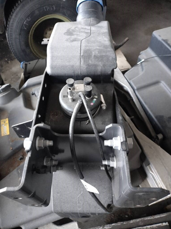 Volvo Adblue säiliö FL - Bastidor/ Chasis para Camión: foto 2 Volvo Adblue säiliö FL - Bastidor/ Chasis para Camión: foto 2
