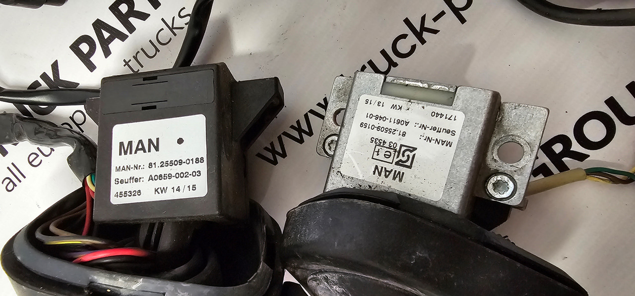 MAN MAN TGX / TGS EURO6 steering controllers set, driving position buttons, steering column switch, steering stalk 81255016035, 81464306026, 81258056006, 81255090159, 81255090188, 81259370064, 81258056005 - Recambio para Camión: foto 3 MAN MAN TGX / TGS EURO6 steering controllers set, driving position buttons, steering column switch, steering stalk 81255016035, 81464306026, 81258056006, 81255090159, 81255090188, 81259370064, 81258056005 - Recambio para Camión: foto 3