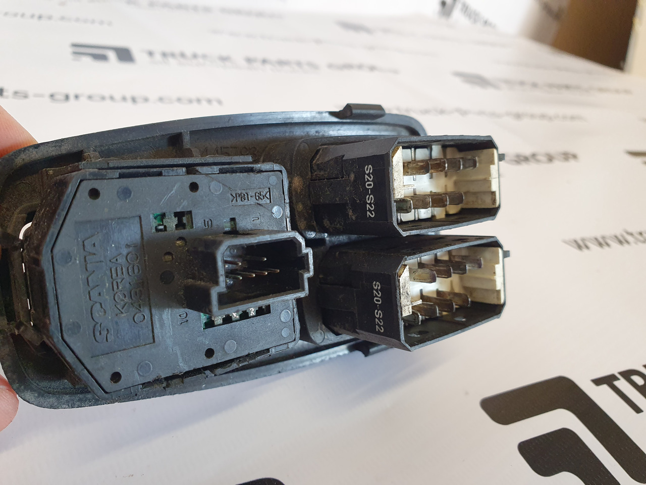 SCANIA SCANIA EURO 3 P, G, R, T series windows control unit, left + right side, windows winder, mirrors regulator switch, windows open button, driver + passenger 1469149, 1445793, 1863515, 1746398, 1863514, - Sistema eléctrico para Camión: foto 4 SCANIA SCANIA EURO 3 P, G, R, T series windows control unit, left + right side, windows winder, mirrors regulator switch, windows open button, driver + passenger 1469149, 1445793, 1863515, 1746398, 1863514, - Sistema eléctrico para Camión: foto 4