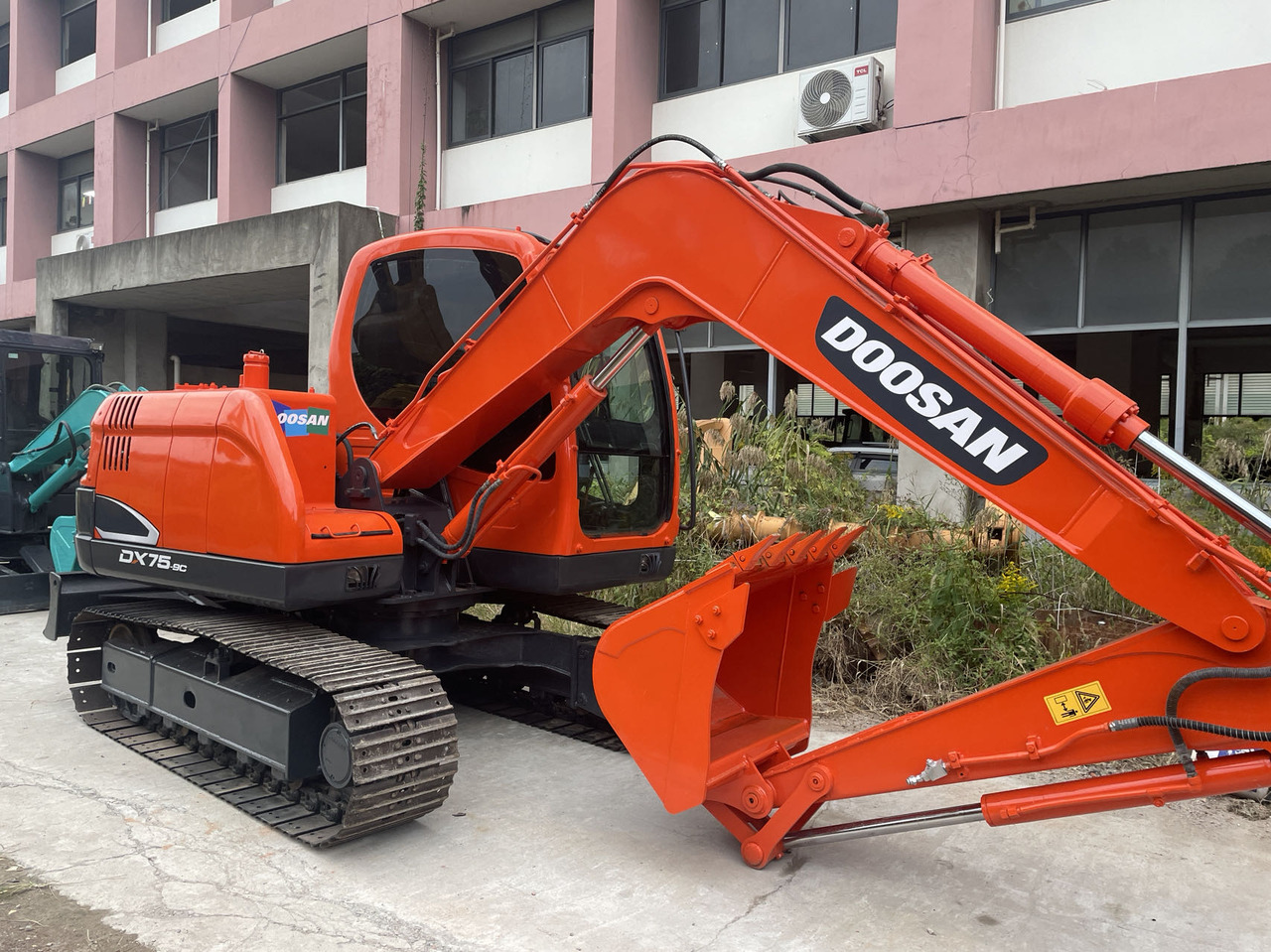 DOOSAN DX75-9C - Excavadora de cadenas: foto 4 DOOSAN DX75-9C - Excavadora de cadenas: foto 4
