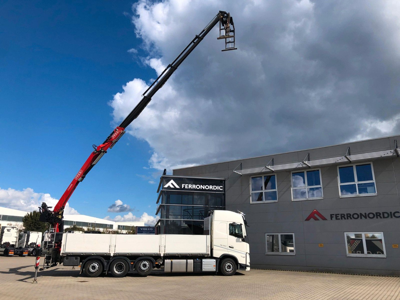 Volvo FH460 8x2 TRIDEM VLA&NLA gelenkt*FASSI F215AS.24 - Camión caja abierta, Camión grúa: foto 1 Volvo FH460 8x2 TRIDEM VLA&NLA gelenkt*FASSI F215AS.24 - Camión caja abierta, Camión grúa: foto 1