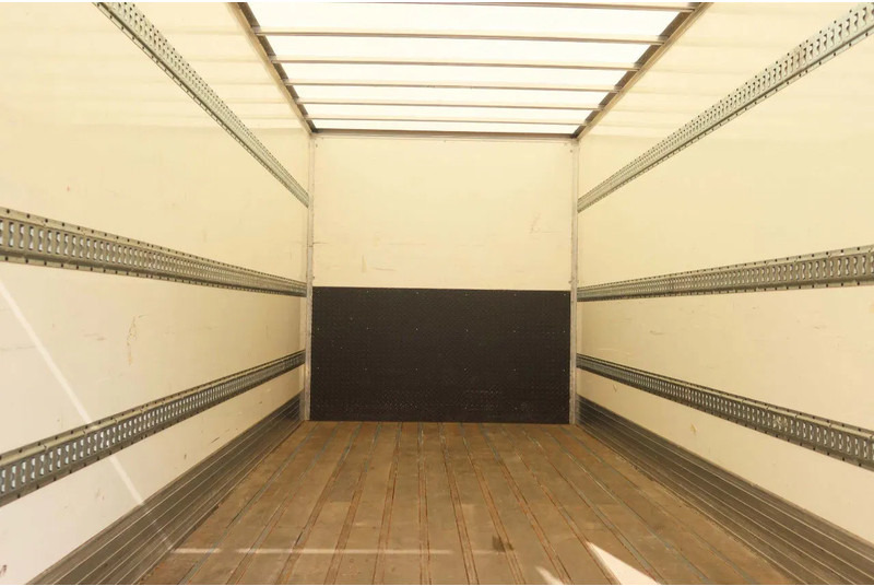 DAF LF 210 FA Bakwagen + Dhollandia 2000 kg klep extra accu set, 3x bindrail + stang. - Camión caja cerrada: foto 4 DAF LF 210 FA Bakwagen + Dhollandia 2000 kg klep extra accu set, 3x bindrail + stang. - Camión caja cerrada: foto 4