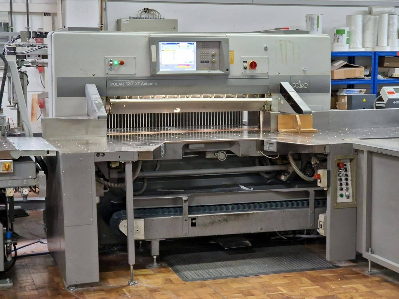 Polar 137XT-AT - Máquina cortadora de papel: foto 4 Polar 137XT-AT - Máquina cortadora de papel: foto 4