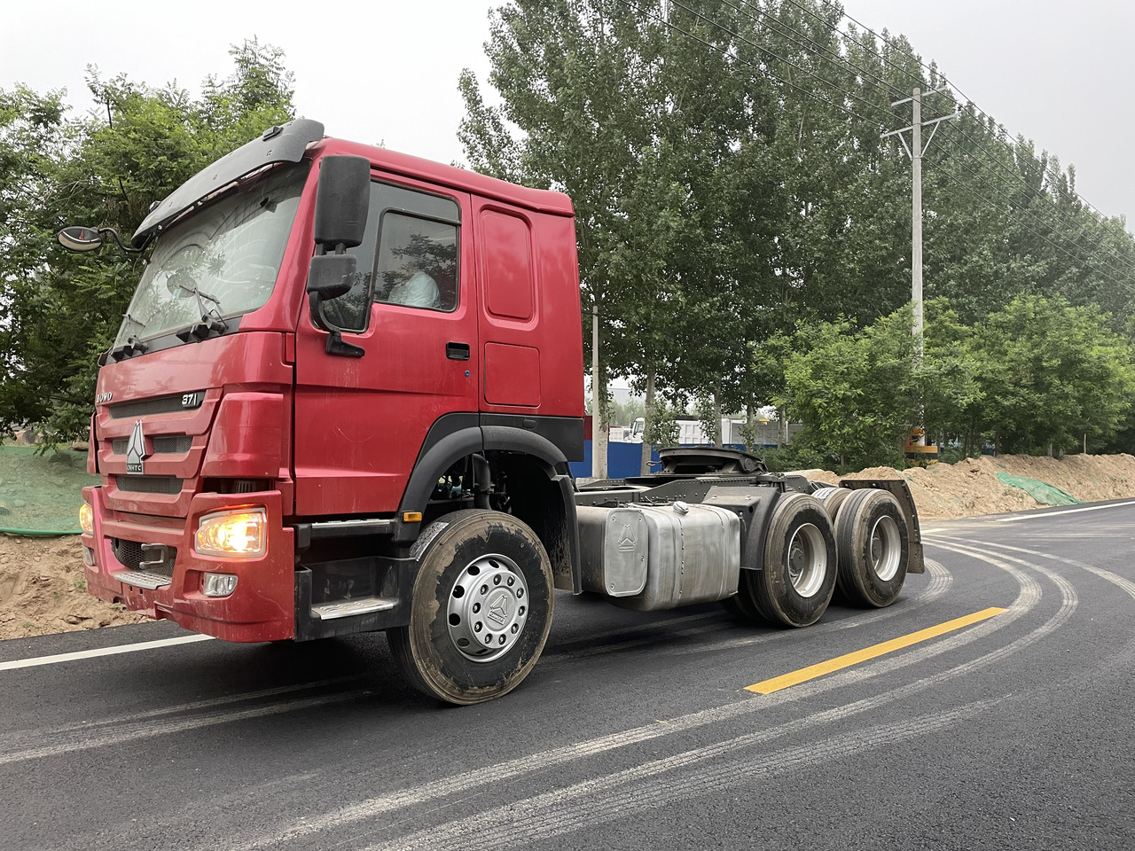 HOWO TRACTOR 6X4 SINOTRUCK 371HP - Cabeza tractora: foto 1 HOWO TRACTOR 6X4 SINOTRUCK 371HP - Cabeza tractora: foto 1
