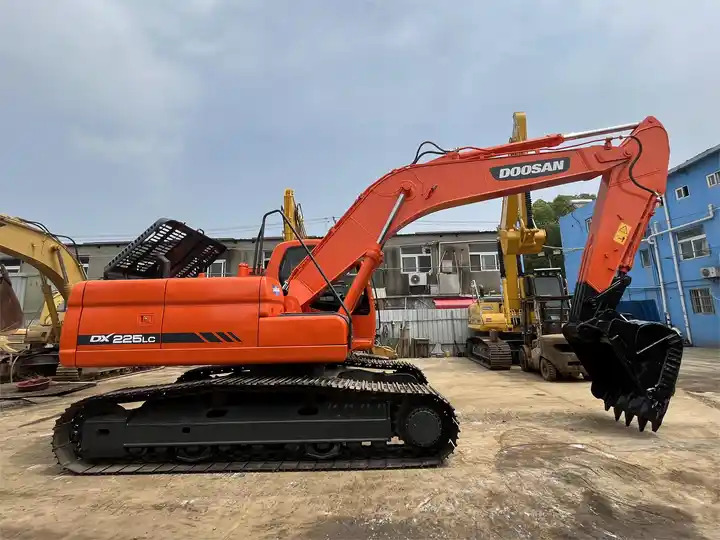 20 ton heavy machine used excavator digger doosan dx225lc with good performance - Excavadora de cadenas: foto 3 20 ton heavy machine used excavator digger doosan dx225lc with good performance - Excavadora de cadenas: foto 3