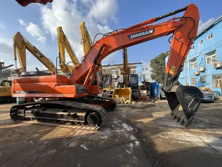 90% new and low hours used excavators Doosan DX300LC second hand excavators 30tons excavator new arrivedd in stock for sale - Excavadora: foto 5 90% new and low hours used excavators Doosan DX300LC second hand excavators 30tons excavator new arrivedd in stock for sale - Excavadora: foto 5