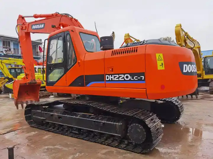 Used Doosan DH220-7 excavator on sale with manual engine made in Korea - Excavadora de cadenas: foto 3 Used Doosan DH220-7 excavator on sale with manual engine made in Korea - Excavadora de cadenas: foto 3