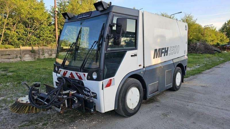 Mfh 5500 sweeper - with air conditionier  - Barredora vial: foto 2 Mfh 5500 sweeper - with air conditionier  - Barredora vial: foto 2