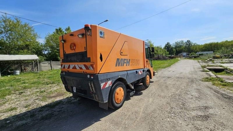 Mfh 5500 sweeper - with air conditionier  - Barredora vial: foto 3 Mfh 5500 sweeper - with air conditionier  - Barredora vial: foto 3