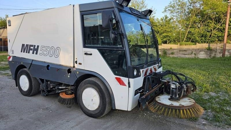 Mfh 5500 sweeper - with air conditionier  - Barredora vial: foto 1 Mfh 5500 sweeper - with air conditionier  - Barredora vial: foto 1