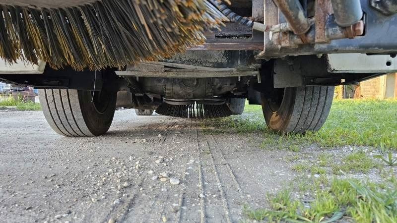 Mfh 5500 sweeper - with air conditionier  - Barredora vial: foto 4 Mfh 5500 sweeper - with air conditionier  - Barredora vial: foto 4