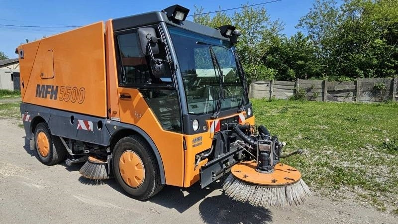 Mfh 5500 sweeper - with air conditionier  - Barredora vial: foto 1 Mfh 5500 sweeper - with air conditionier  - Barredora vial: foto 1
