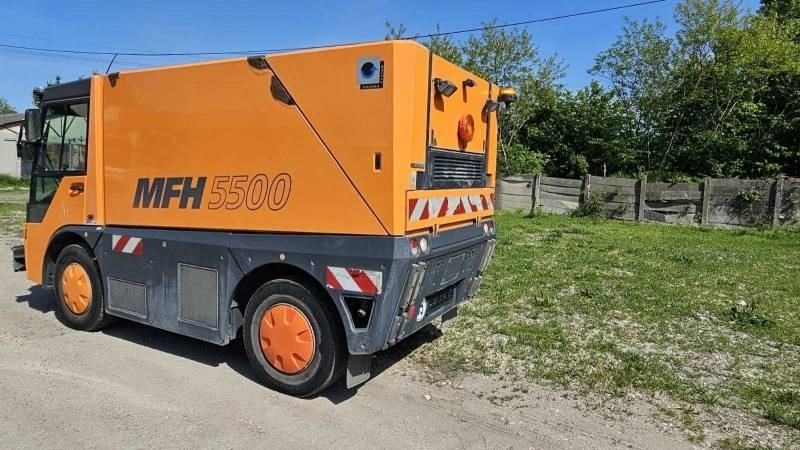 Mfh 5500 sweeper - with air conditionier  - Barredora vial: foto 4 Mfh 5500 sweeper - with air conditionier  - Barredora vial: foto 4