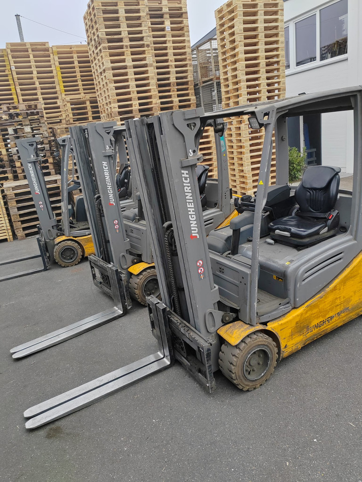 Jungheinrich EFG320 no battery ( 3 st paket ) - Carretilla elevadora eléctrica: foto 2 Jungheinrich EFG320 no battery ( 3 st paket ) - Carretilla elevadora eléctrica: foto 2