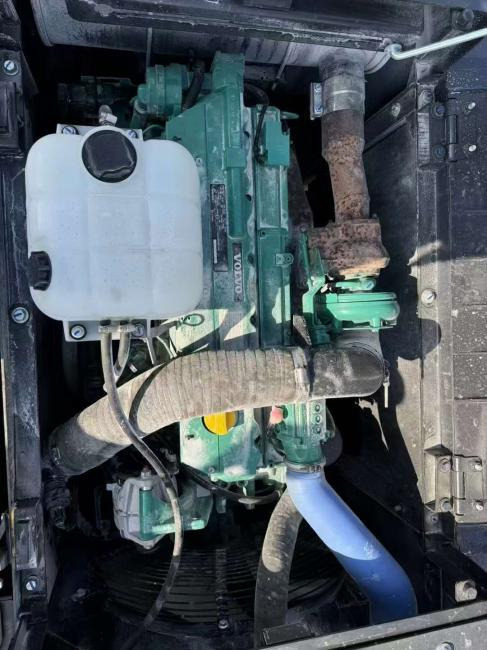 Excavadora de cadenas VOLVO EC240: foto 6