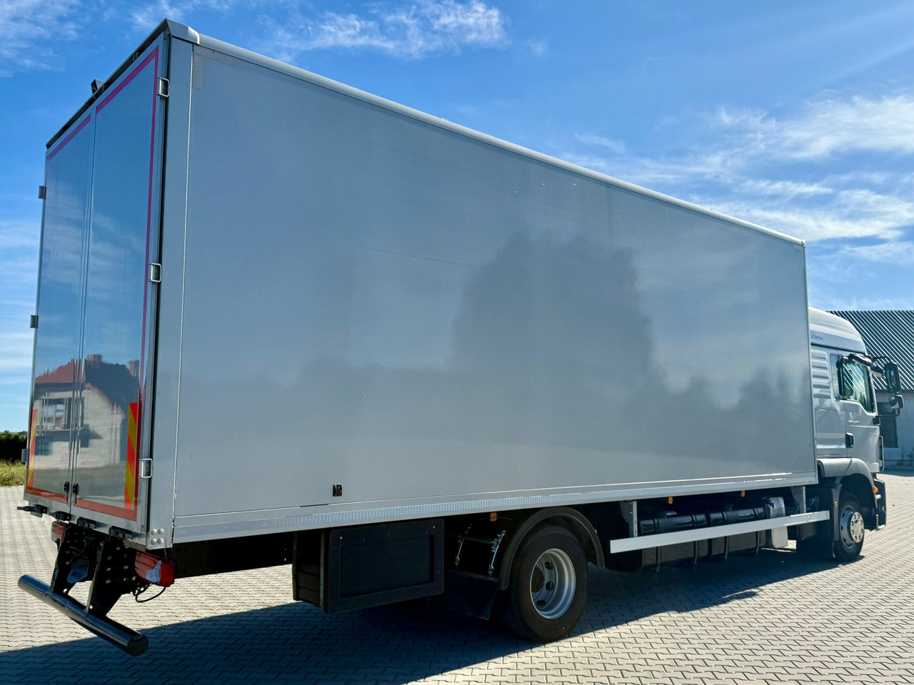 MAN TGM 15.290 / KONTENER / IZOTERMA / AUTOMAT / 7.5 M DŁUGOŚCI / 18 PALET / SYPIALKA / EURO 6 / 2020 ROK / 480 TYS KM / SPROWADZONY - Camión isotérmico: foto 3 MAN TGM 15.290 / KONTENER / IZOTERMA / AUTOMAT / 7.5 M DŁUGOŚCI / 18 PALET / SYPIALKA / EURO 6 / 2020 ROK / 480 TYS KM / SPROWADZONY - Camión isotérmico: foto 3